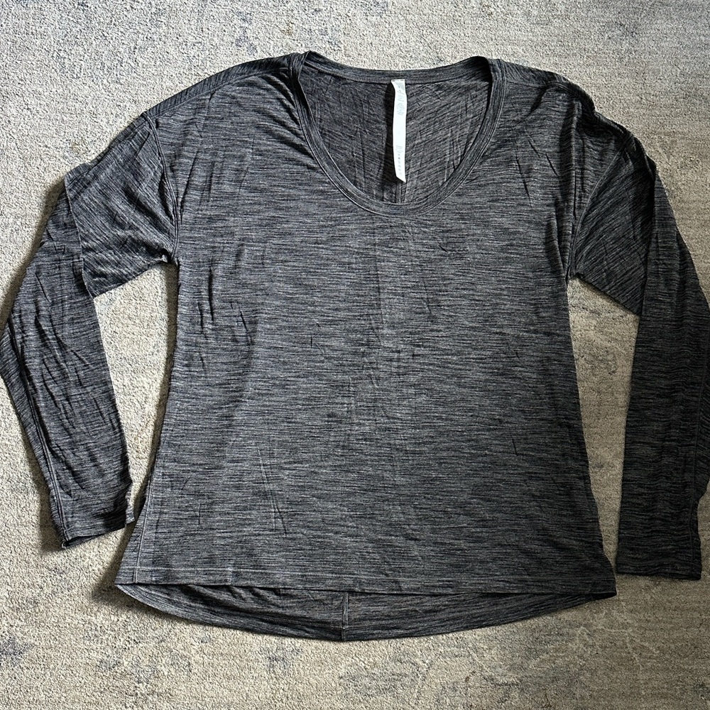 Lululemon women’s scoop neck tee
Size 10
Color heathered black